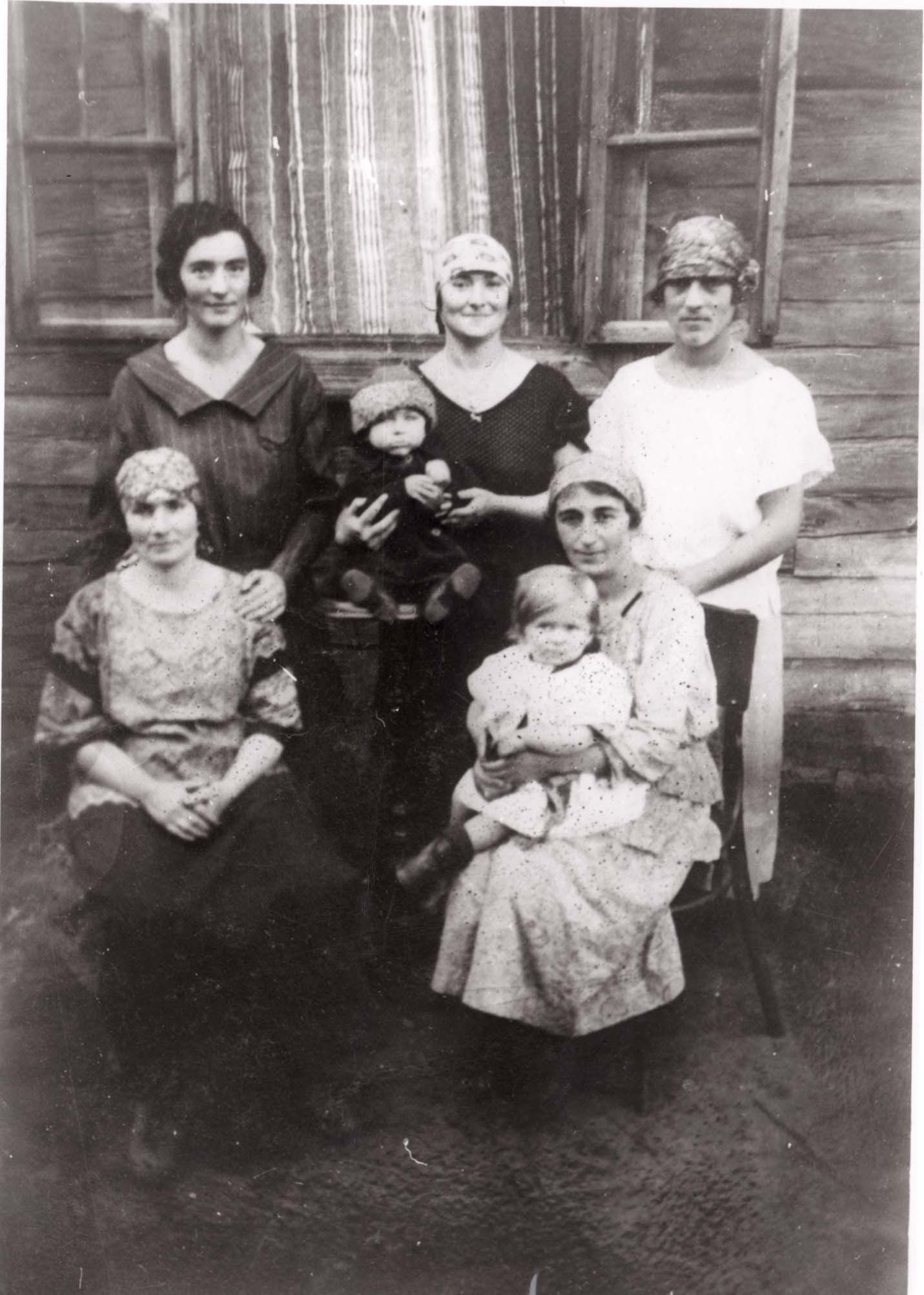 The family of the Stolowicze Rabbi, a prewar photo
